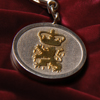 Als vergoldetes Relief lassen sich auch (Familien-)Wappen darstellen, hier — als Andenken in Silber mit entsprechendem Armband — dass des Hauses Solms-Laubach