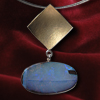 Die goldene Raute trägt einen Boulder-Opal – ein einzigartiger Stein mit zahlreichen Nuancen