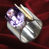 Kombination von Bändern aus Silber und Gold mit einem großen Amethysten